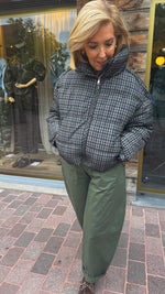 Afbeelding in Gallery-weergave laden, Doorstikte jas/ ruit/ MILA
