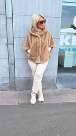 Afbeelding in Gallery-weergave laden, Vest fake fur/ taupe/ MEI-LI
