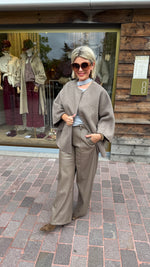 Afbeelding in Gallery-weergave laden, Poncho/ jas/wol/taupe/COLETTE
