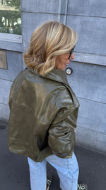Afbeelding in Gallery-weergave laden, Lederlook jas/ groen/ NORA
