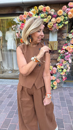 Afbeelding in Gallery-weergave laden, Gilet/camel/ NOOR
