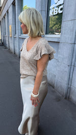 Afbeelding in Gallery-weergave laden, Blouse v-hals/ volant/ taupe/CHRISTY
