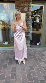 Afbeelding in Gallery-weergave laden, Satinlook jurk/ lang/ ZARAH
