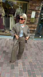 Afbeelding in Gallery-weergave laden, Lederlook broek taupe/ GERMAINE
