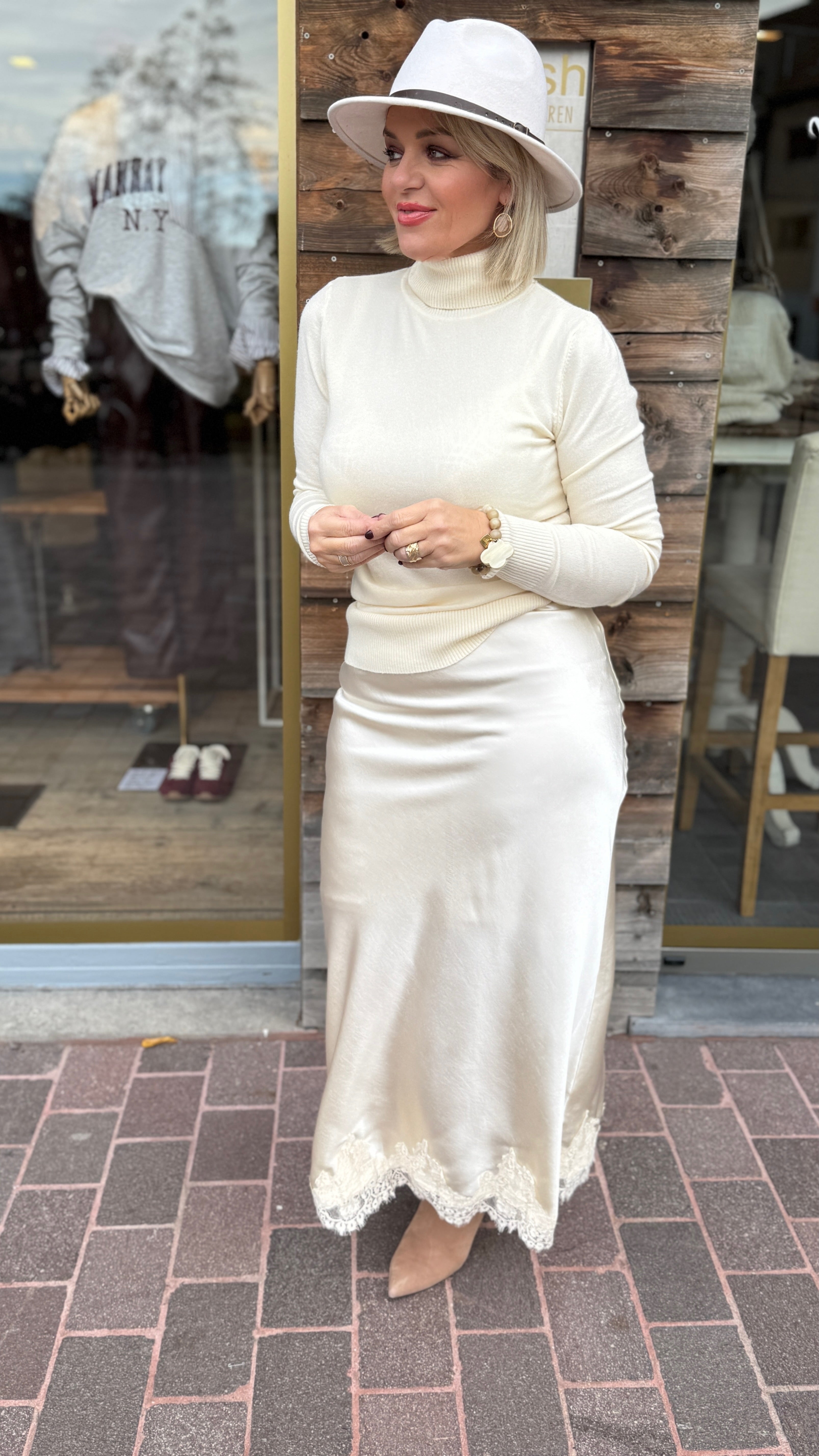 Satinlook rok met kant/ crème/ SUZETTE