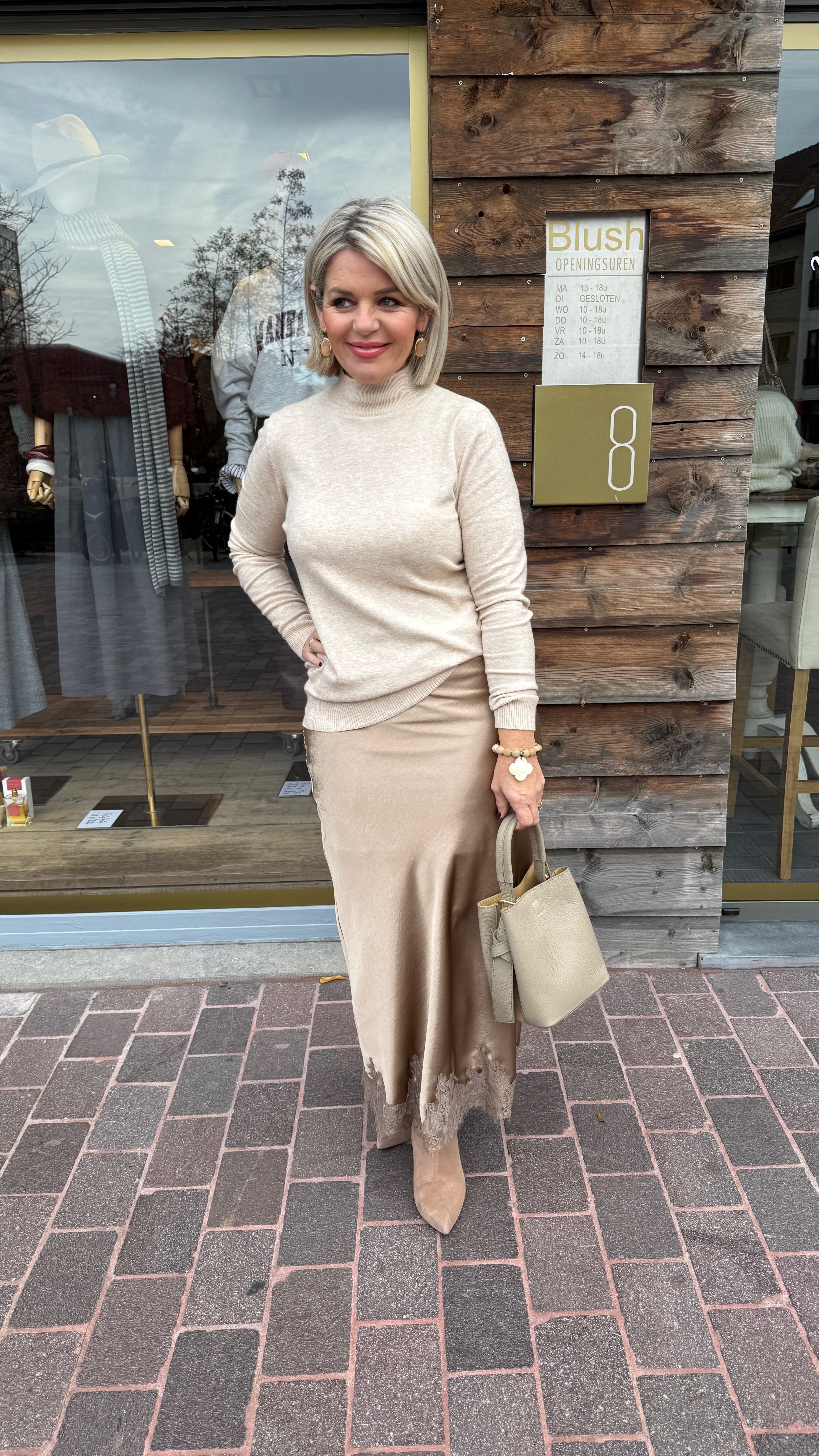 Satinlook rok met kant/beige/ SUZETTE