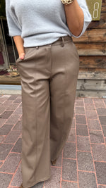 Afbeelding in Gallery-weergave laden, Lederlook broek taupe/ GERMAINE
