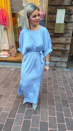 Afbeelding in Gallery-weergave laden, Satinlook jurk/ lichtblauw/ NORA
