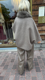 Afbeelding in Gallery-weergave laden, Poncho/ jas/wol/taupe/COLETTE
