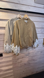 Afbeelding in Gallery-weergave laden, Bomber beige/kant/ANAĪS
