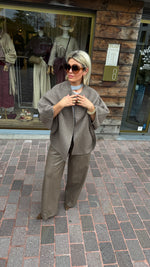 Afbeelding in Gallery-weergave laden, Poncho/ jas/wol/taupe/COLETTE
