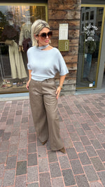 Afbeelding in Gallery-weergave laden, Lederlook broek taupe/ GERMAINE
