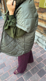 Afbeelding in Gallery-weergave laden, Bodywarmer/ kaki/ doorstikt/ LOU
