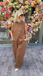 Afbeelding in Gallery-weergave laden, Gilet/camel/ NOOR
