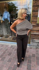 Afbeelding in Gallery-weergave laden, Asymmetrische top/ streep/bruin/ MARYBELLE
