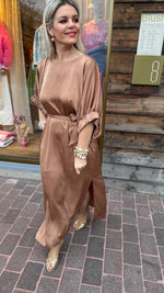 Afbeelding in Gallery-weergave laden, Satinlook jurk/ cognac/ NORA
