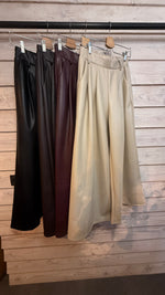 Afbeelding in Gallery-weergave laden, Lederlook broek/ brede pijp/ MARILOU

