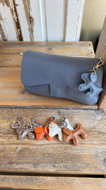 Afbeelding in Gallery-weergave laden, Bagcharm/ sleutelhanger/ klein/GASTON
