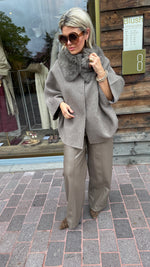 Afbeelding in Gallery-weergave laden, Poncho/ jas/wol/taupe/COLETTE

