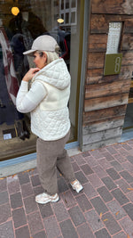 Afbeelding in Gallery-weergave laden, Bodywarmer/ crème JOAN
