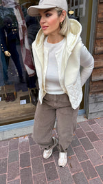 Afbeelding in Gallery-weergave laden, Bodywarmer/ crème JOAN
