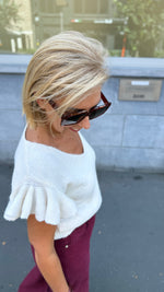 Afbeelding in Gallery-weergave laden, Blouse/ v- hals/ volant/ crème /CHRISTY

