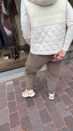 Afbeelding in Gallery-weergave laden, Bodywarmer/ crème JOAN

