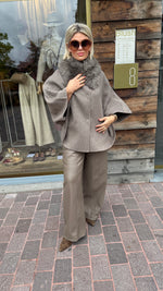Afbeelding in Gallery-weergave laden, Poncho/ jas/wol/taupe/COLETTE
