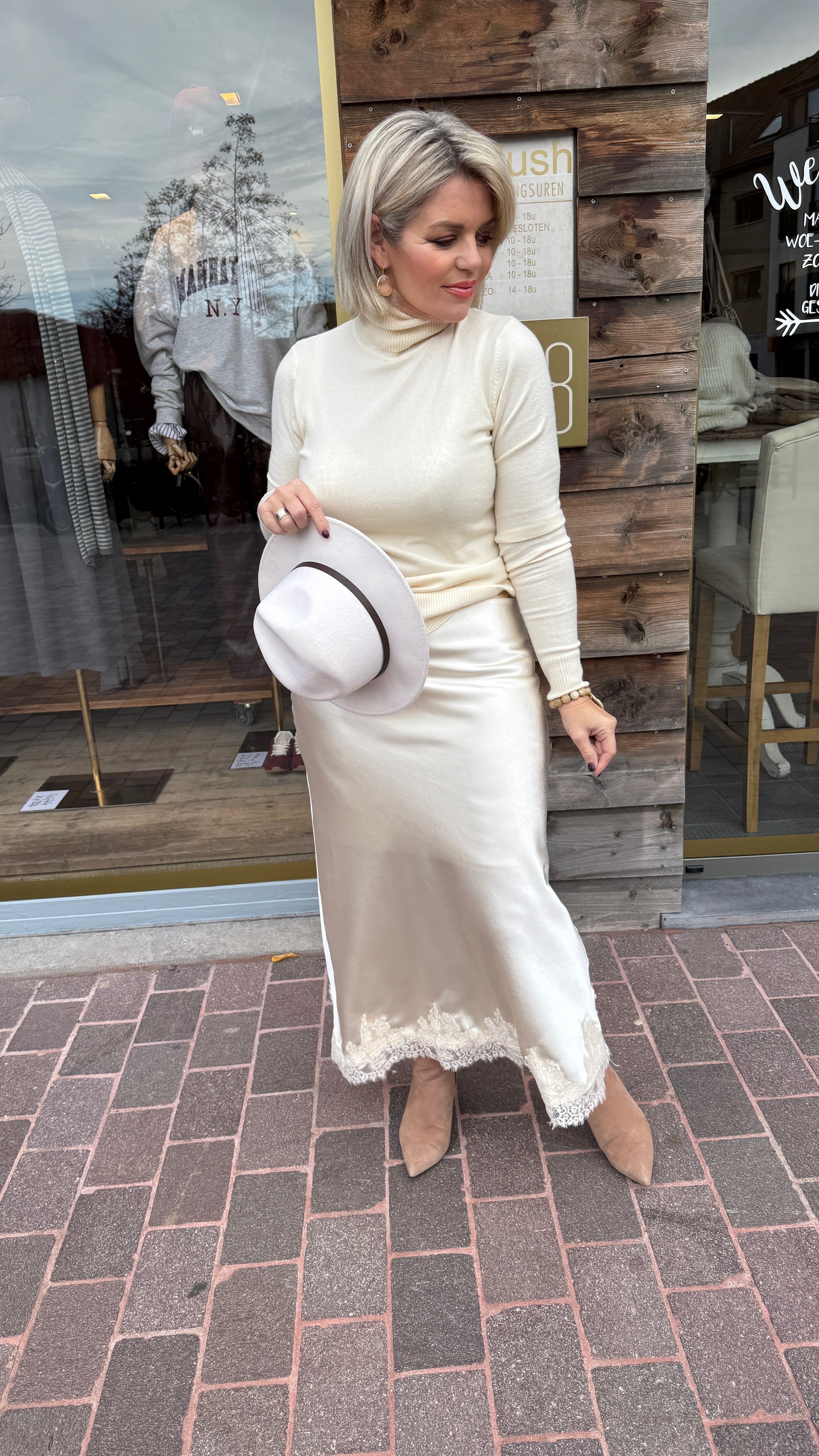 Satinlook rok met kant/ crème/ SUZETTE