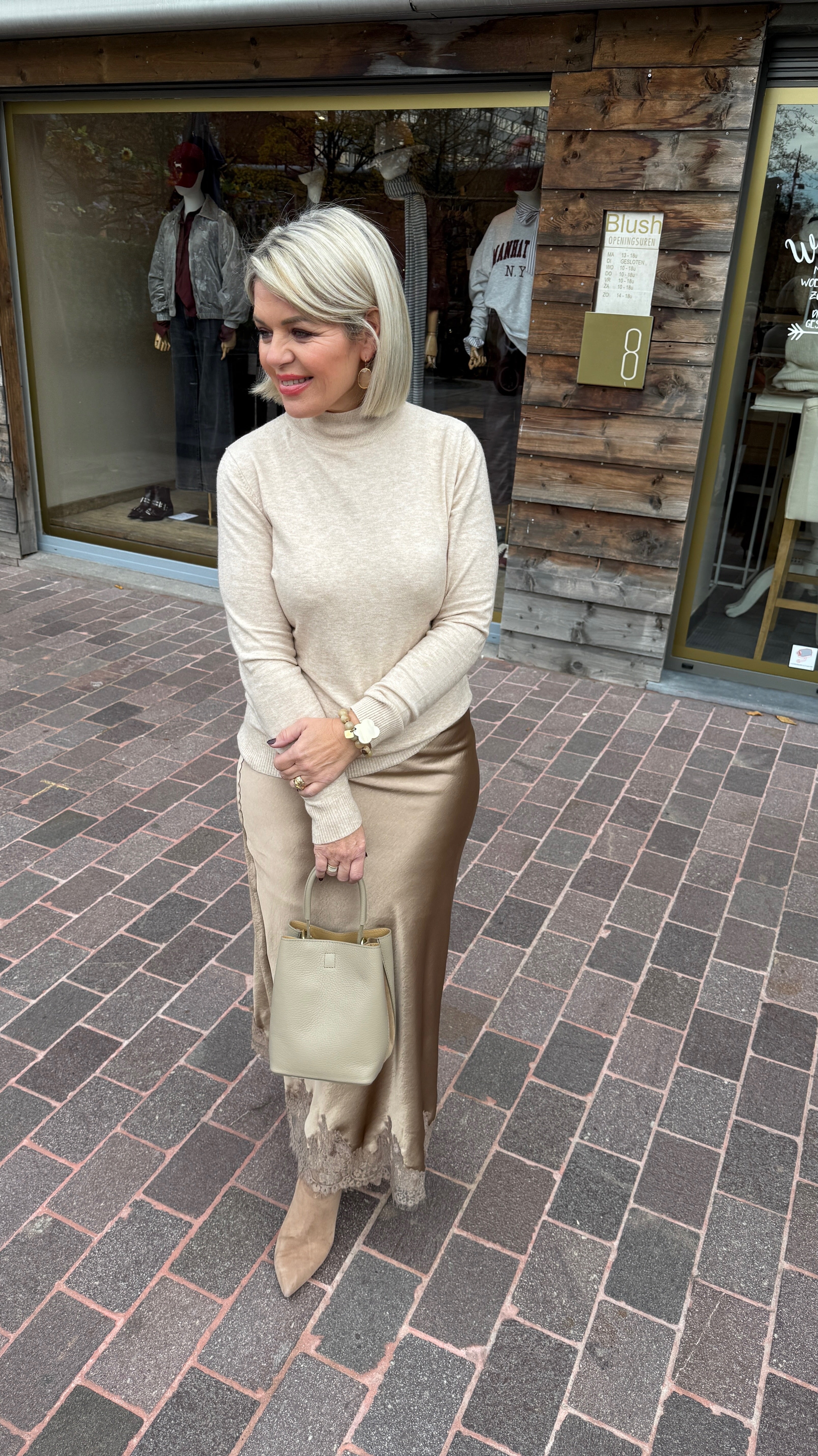 Satinlook rok met kant/beige/ SUZETTE