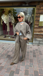 Afbeelding in Gallery-weergave laden, Lederlook broek taupe/ GERMAINE
