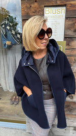 Afbeelding in Gallery-weergave laden, Wollen cape/blauw/JULIE
