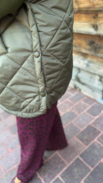 Afbeelding in Gallery-weergave laden, Bodywarmer/ kaki/ doorstikt/ LOU
