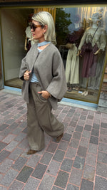 Afbeelding in Gallery-weergave laden, Poncho/ jas/wol/taupe/COLETTE
