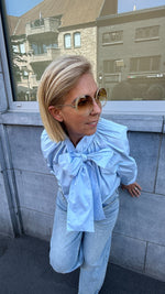 Afbeelding in Gallery-weergave laden, Blouse strik/ lichtblauw /GERMAINE
