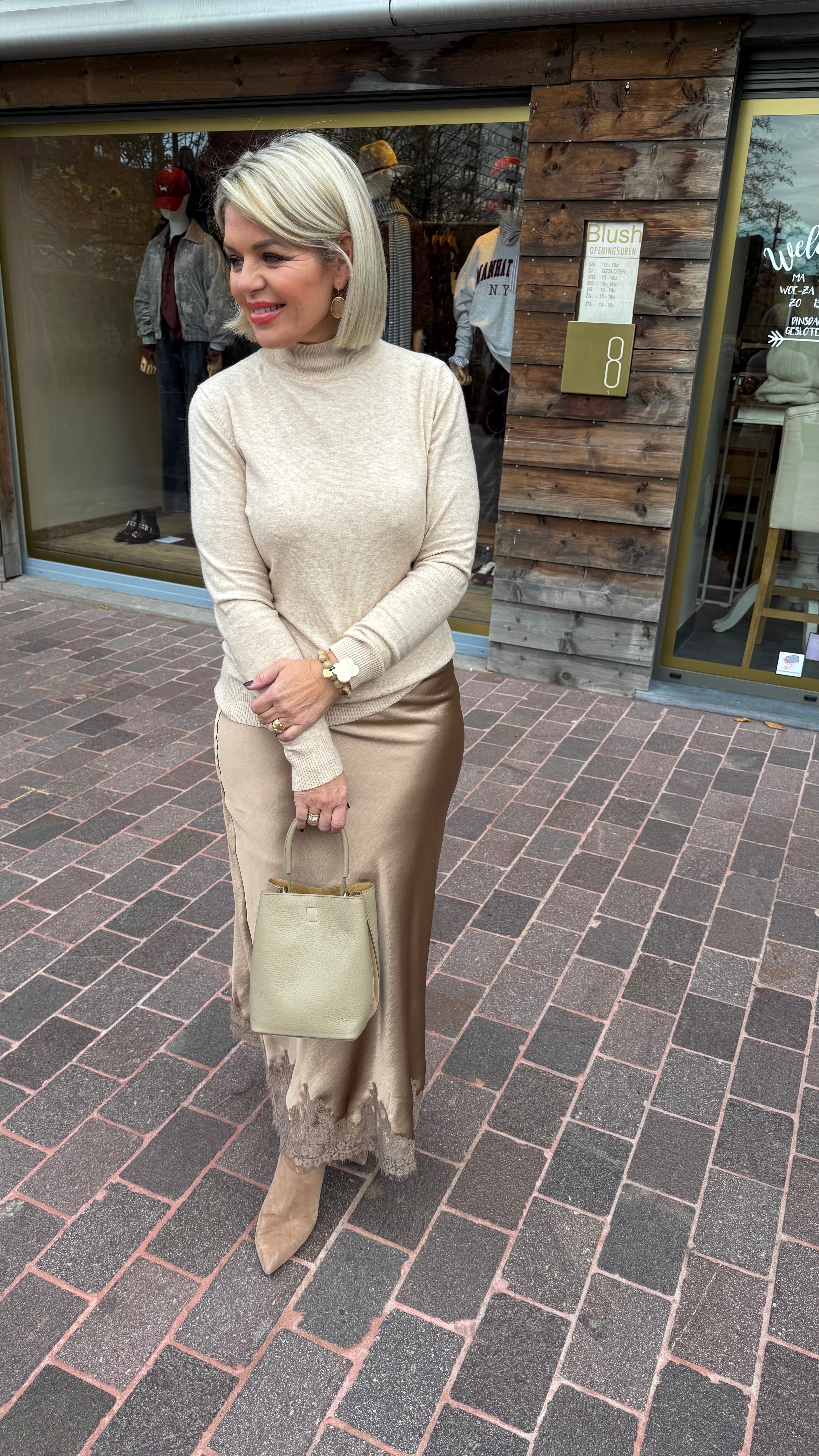 Satinlook rok met kant/beige/ SUZETTE