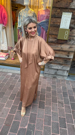 Afbeelding in Gallery-weergave laden, Satinlook jurk/ cognac/ NORA
