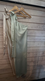 Afbeelding in Gallery-weergave laden, Satinlook jurk/ asymmetrisch/strik/ ALIZE
