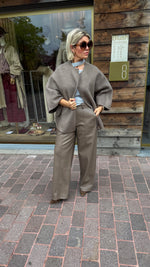 Afbeelding in Gallery-weergave laden, Poncho/ jas/wol/taupe/COLETTE
