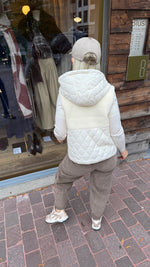 Afbeelding in Gallery-weergave laden, Bodywarmer/ crème JOAN

