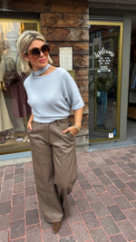 Afbeelding in Gallery-weergave laden, Lederlook broek taupe/ GERMAINE
