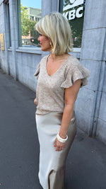 Afbeelding in Gallery-weergave laden, Blouse v-hals/ volant/ taupe/CHRISTY
