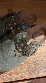 Afbeelding in Gallery-weergave laden, Insteker/ studs/ kaki/ MAUREEN
