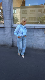 Afbeelding in Gallery-weergave laden, Blouse strik/ lichtblauw /GERMAINE
