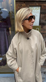 Afbeelding in Gallery-weergave laden, Trenchcoat/ beige/ JULIE

