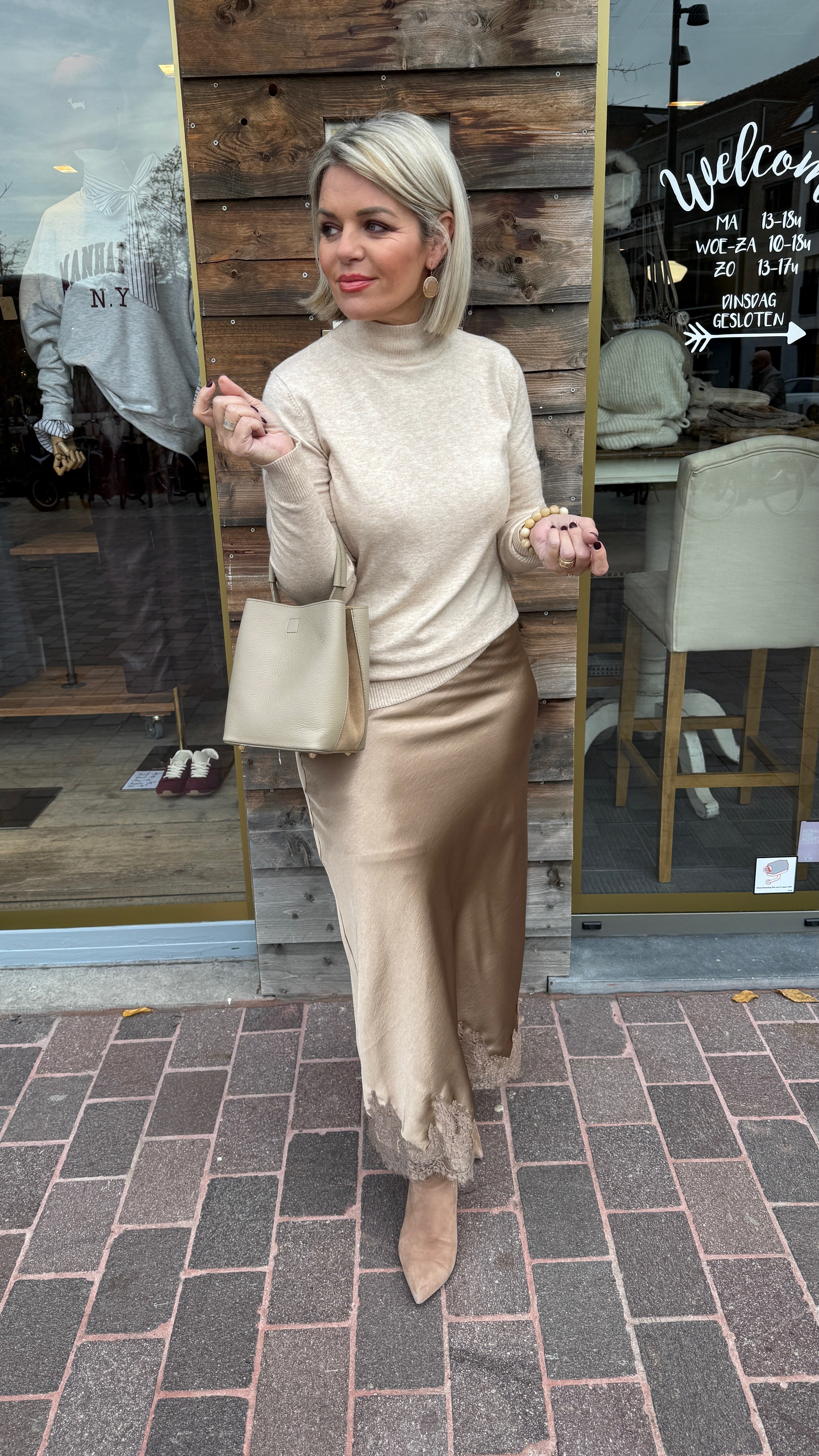 Satinlook rok met kant/beige/ SUZETTE