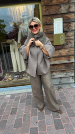 Afbeelding in Gallery-weergave laden, Poncho/ jas/wol/taupe/COLETTE
