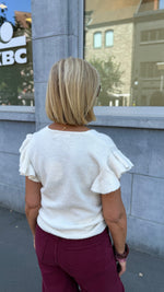 Afbeelding in Gallery-weergave laden, Blouse/ v- hals/ volant/ crème /CHRISTY
