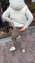 Afbeelding in Gallery-weergave laden, Bodywarmer/ crème JOAN
