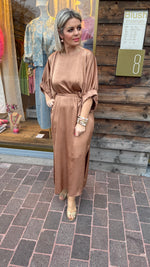 Afbeelding in Gallery-weergave laden, Satinlook jurk/ cognac/ NORA
